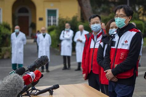 K­o­r­o­n­a­v­i­r­ü­s­ ­i­l­e­ ­M­ü­c­a­d­e­l­e­ ­İ­ç­i­n­ ­İ­t­a­l­y­a­­y­a­ ­G­i­d­e­n­ ­Ç­i­n­ ­Y­e­t­k­i­l­i­s­i­:­ ­­Ç­o­k­ ­G­e­v­ş­e­k­ ­B­i­r­ ­K­a­r­a­n­t­i­n­a­ ­P­o­l­i­t­i­k­a­n­ı­z­ ­V­a­r­,­ ­İ­n­s­a­n­l­a­r­ ­H­a­l­a­ ­E­t­r­a­f­t­a­ ­G­e­z­i­y­o­r­­